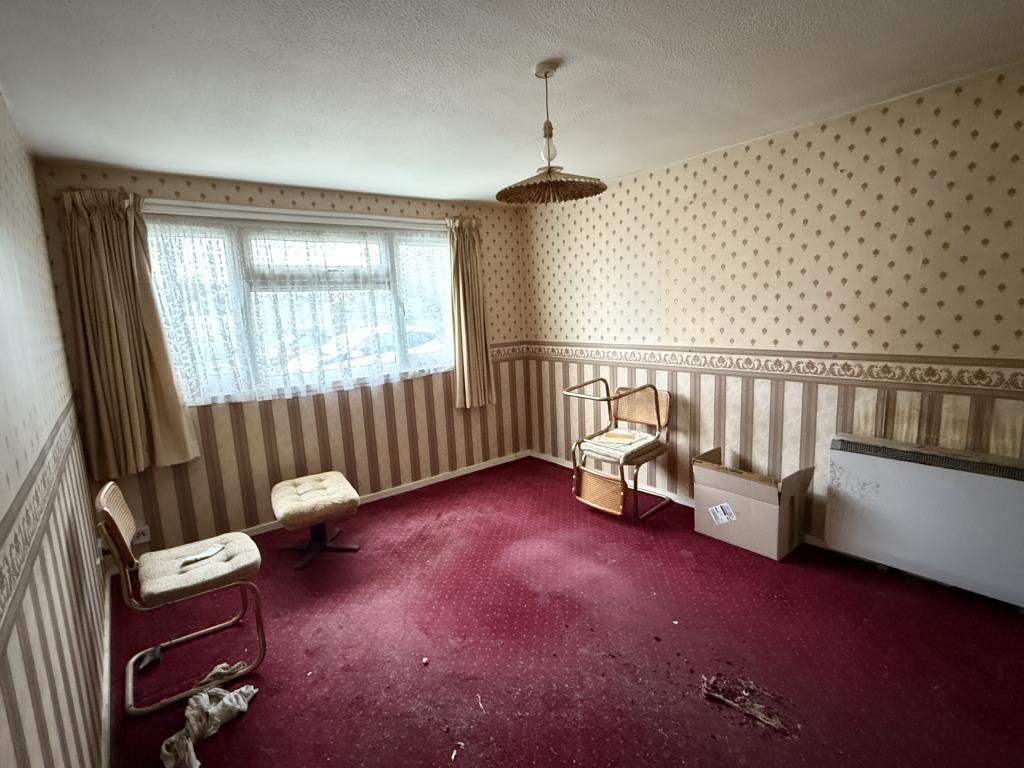 Lot: 148 - GROUND FLOOR FLAT IN NEED OF REFURBISHMENT - Living Room in Ground Floor Flat for Refurbishment